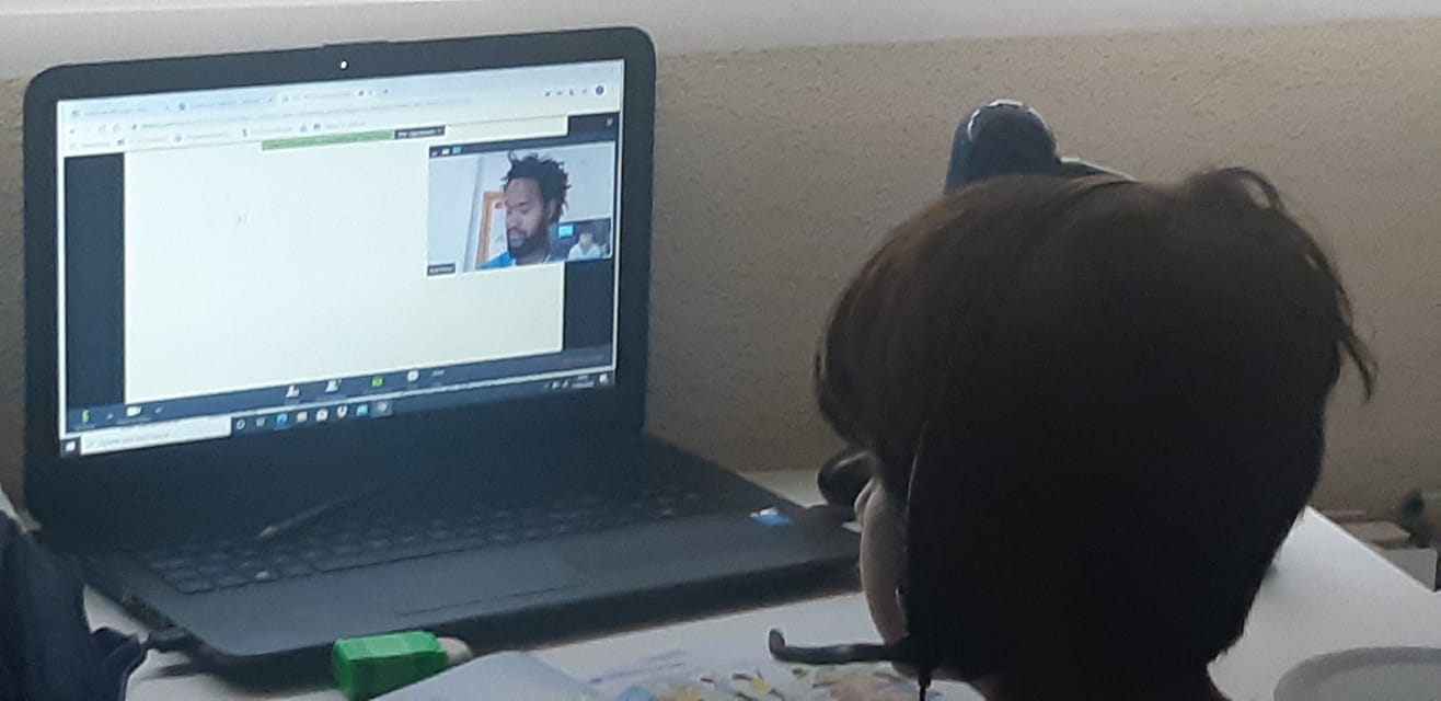 Un alumno de Walken School recibe clases online