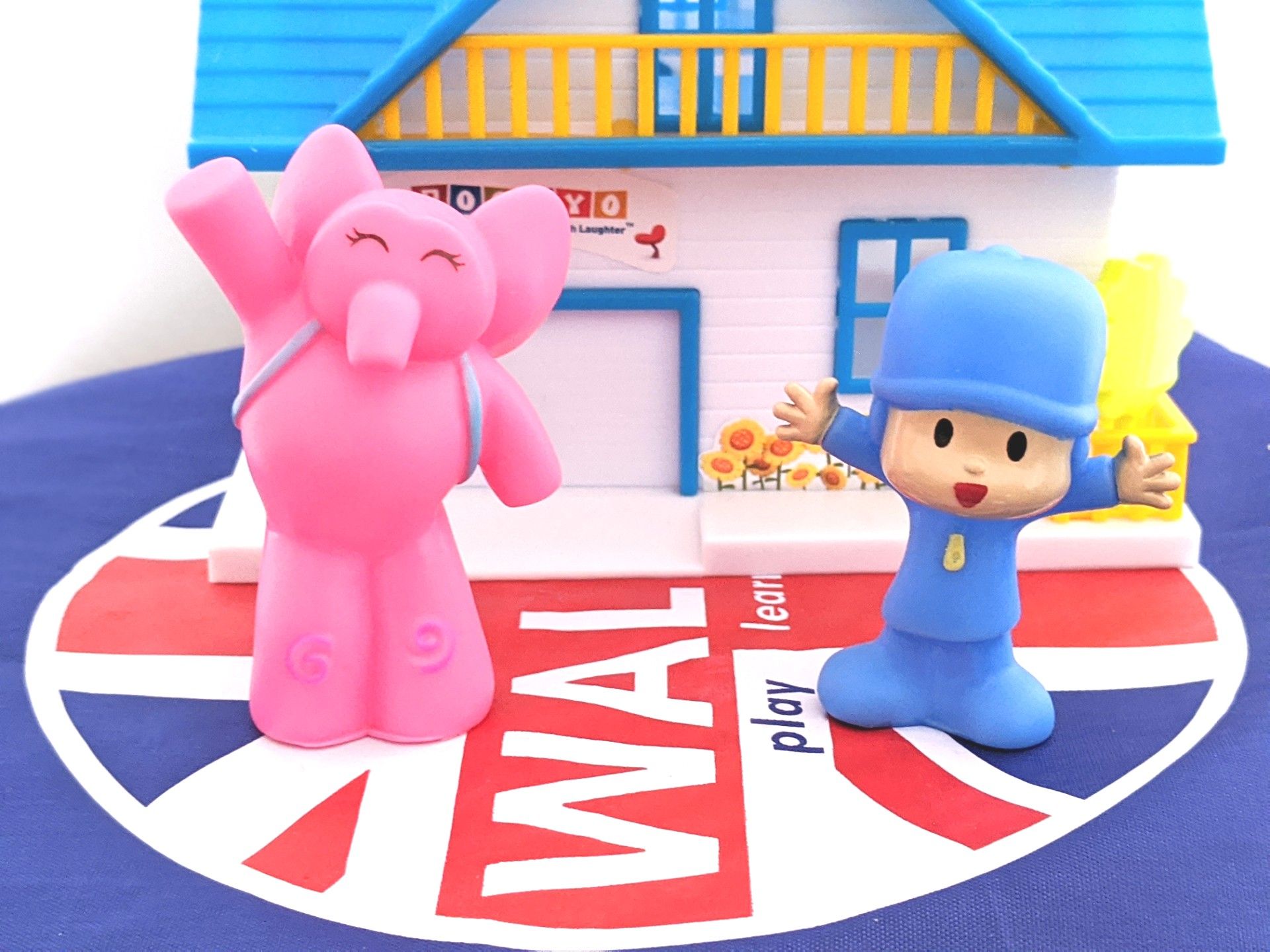 Pocoyo y Elly sobre una mochila de Waken School