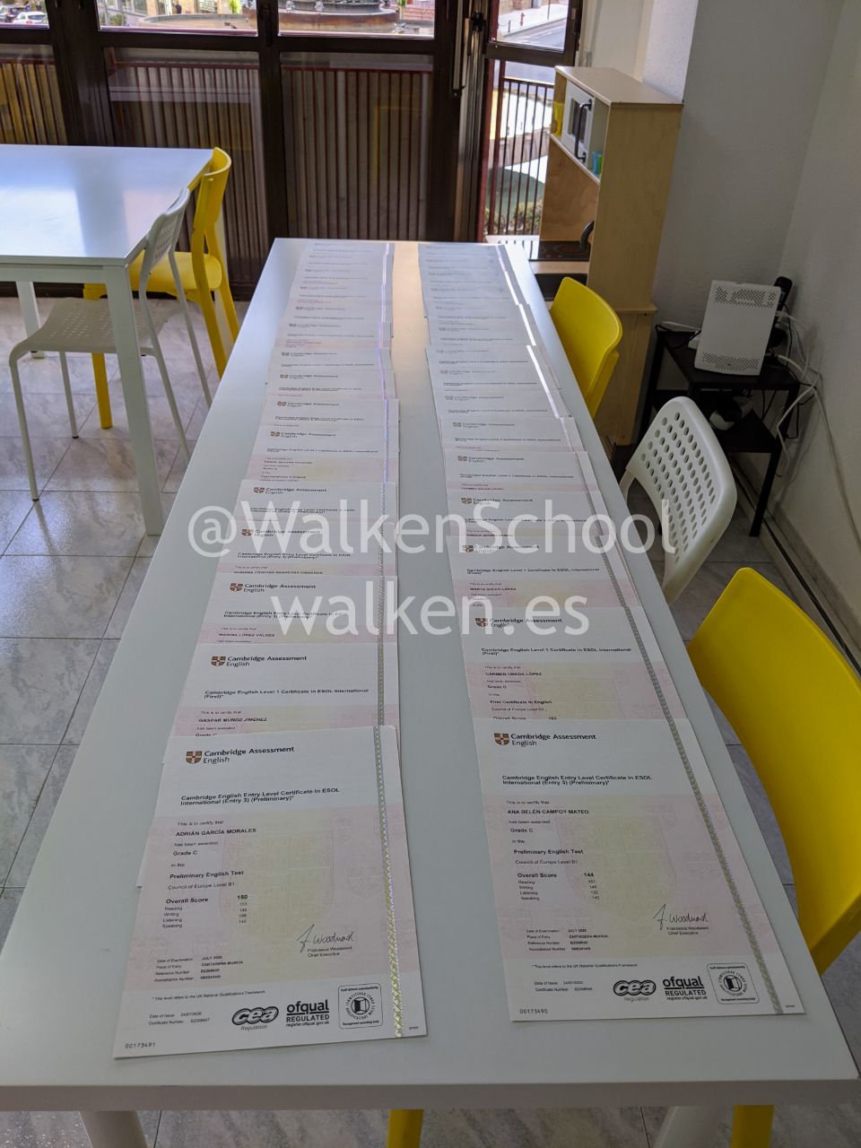 31 títulos de Cambridge Assessment English B1 B2 C1 sobre una mesa.