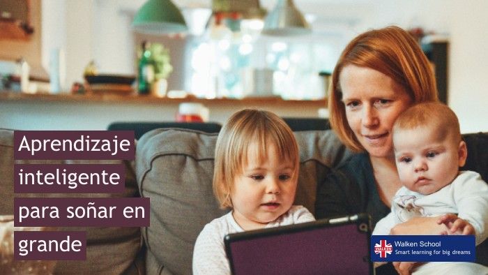 Madre enseñando inglés a sus hijos con tableta inteligente