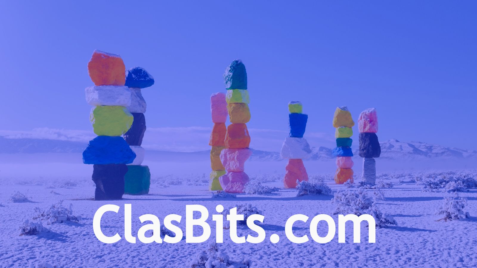 ClasBits.com texto en una foto del desierto con las Seven Magic Mountains