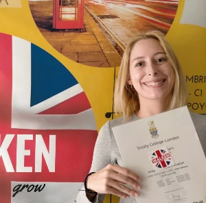 Alba muestra su certificado B2 ISE II de Trinity College London preparado y examinado en Walken School
