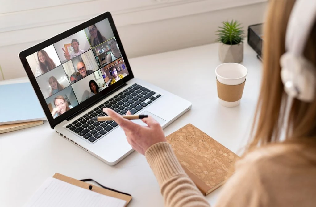 Alumnos de uno de los cursos intensivos de inglés online de Walken School se muestran en la pantalla de un ordenador portatil a través de la aplicación ZOOM.