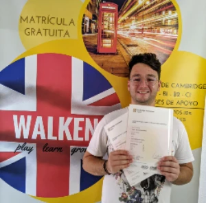 Dani muestra su certificado C1 Advanced de Cambridge Assessment English preparado en Walken School
