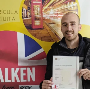 José muestra su certificado B1 Preliminary de Cambridge Assessment English preparado en Walken School