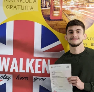 Juan Ma muestra su certificado B1 Preliminary de Cambridge Assessment English preparado en Walken School