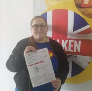 Nayara muestra sus resultados de B1 Preliminary de Cambridge Assessment English preparado en Walken School