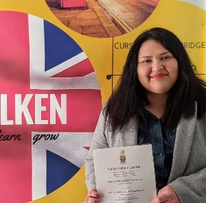 Selene muestra su certificado del módulo de Speaking & Listening de B1 ISE I de Trinity College London habiéndose examinado en Walken School